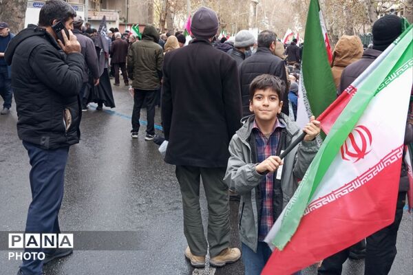 ادای احترام به شهدا با کوله‌پشتی‌های «یادبود» در راهپیمایی روز قدس