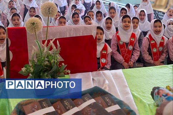  آیین پرچم‌گردانی به یاد امام حسین(ع) در مدارس فیروزکوه