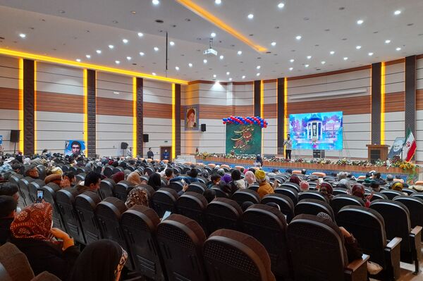 اجرای برنامه هم‌ساده‌ها در سالن سینما ۱۹بهمن پایگاه هوایی شیراز