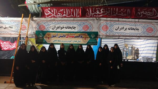 دانش‌آموزان با عشق در موکب امام حسین (ع) پذیرای زائران شدند