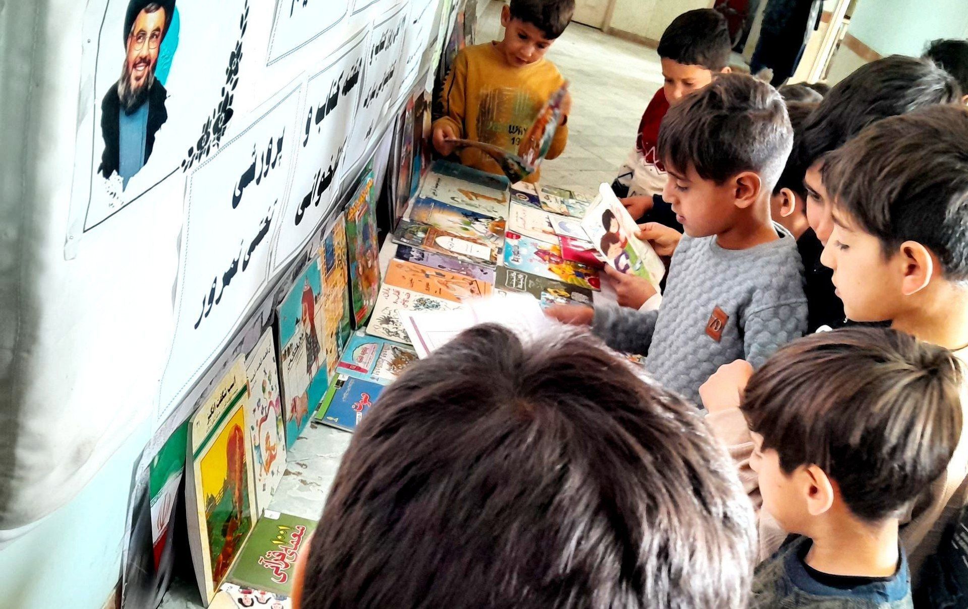 کتاب‌ها در صف، کودکان در شوق