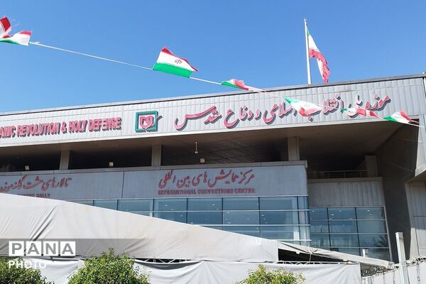 بازدید از موزه ی ملی انقلاب اسلامی به مناسبت هفته‌ی دفاع مقدس