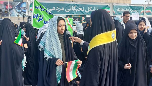 حضور پرشور دانش‌آموزان و اقشار مختلف مردم مشهد در راهپیمایی یوم‌الله ۱۳ آبان