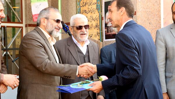 آیین نواختن زنگ سپاس معلم به مناسبت گرامیداشت مقام معلم در دبیرستان حکمت ناحیه 2 اراک