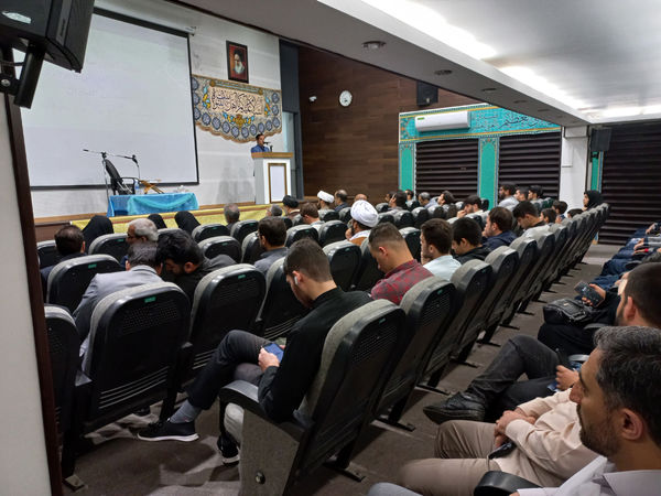 بهره‌برداری از زمین چمن مصنوعی مدرسه «بهار نور معرفت» در قم