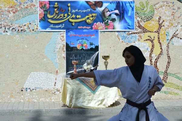 از حرکات رزمی دانش‌آموزان تا طناب‌کشی معلمان، المپیاد ورزشی مدرسه حکمت بهارستان‌دو