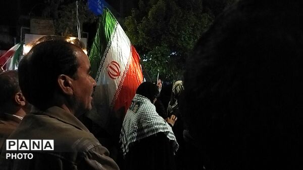 برای پنجاه و یکمین شب حسینیه امام شاهد حماسه مردم شد 