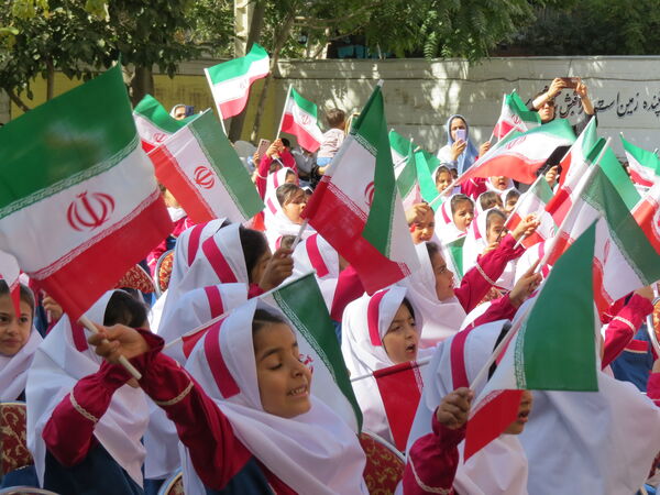 نواختن زنگ اول مهر در مدرسه شهدا فرهنگی 