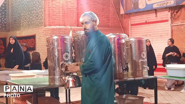 فضای معنوی مسجد جامع نیشابور با برپایی چایخانه حضرت زهرا(س) در رنگ ماتم
