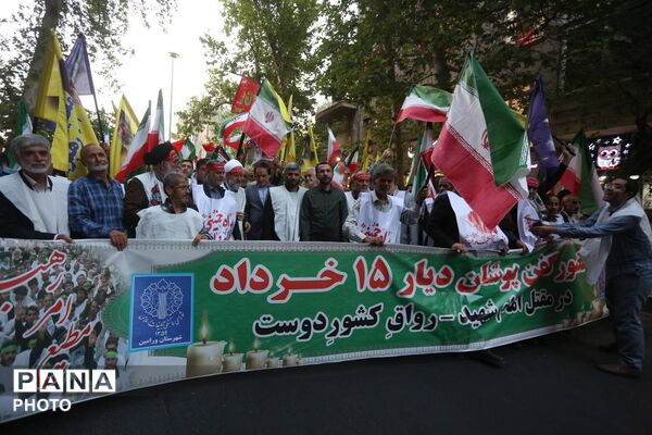مراسم تجدید بیعت کفن پوشان ورامین با رهبر معظم انقلاب در میدان فلسطین و رواق کشوردوست