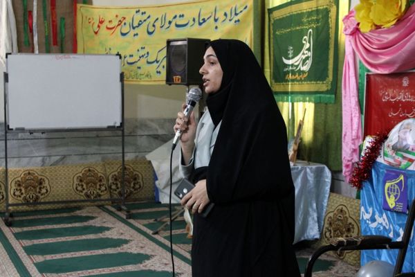 روز اول اعتکاف دانش‌آموزی با حال و هوای عبادت و راز و نیاز با خدا