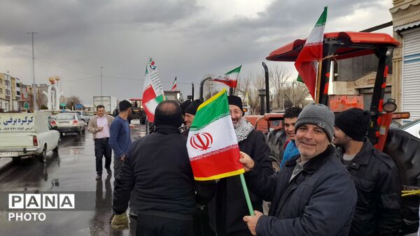 رژه تراکتورسواران در سراب به‌مناسبت چهلمین روز شهادت رهبر امت و شهدای جنگ تحمیلی