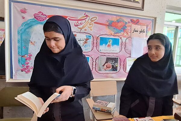 نمایشگاه کوچک کتاب در دبیرستان پویش