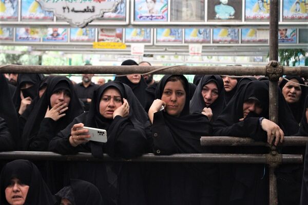 جلوه‌های حزن و خشم در مراسم تشییع شهدا