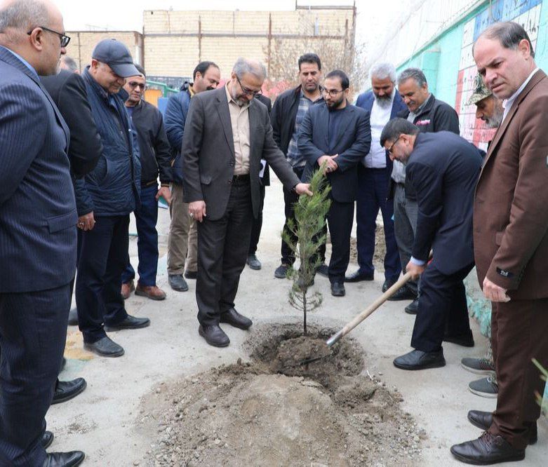 مراسم درختکاری در دبستان سپیده نمازی خواه برگزار شد