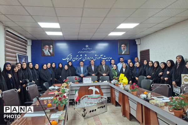 تجلیل از مدیران منتخب برگزارکننده دوره کوتاه‌مدت دوزبانه و مربیان مناطق کم برخوردار