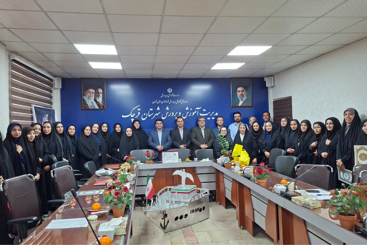 تجلیل از مدیران منتخب برگزارکننده دوره کوتاه‌مدت دوزبانه و مربیان مناطق کم برخوردار