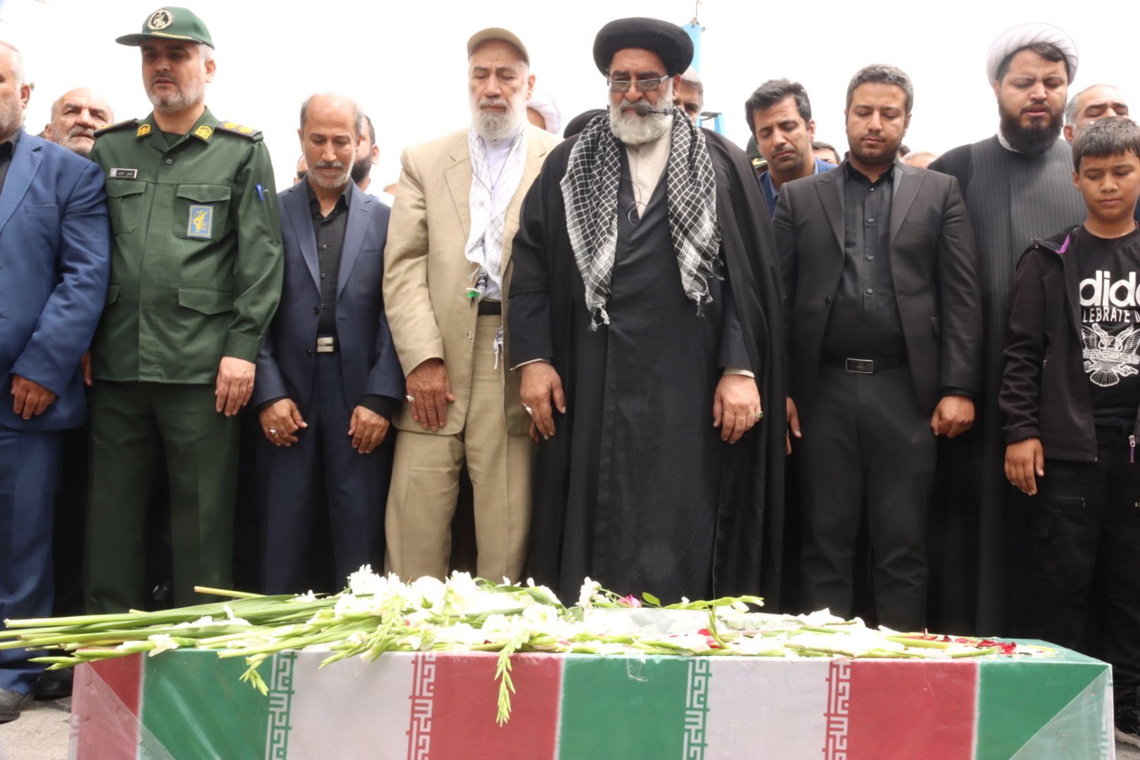 مراسم تشییع پیکر معلم شهید حجت‌الله یوسفیه با حضور باشکوه مردم شهرستان ورامین 