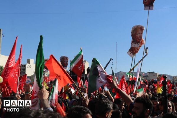 مشهد غرق در غم تشییع رهبر شهید