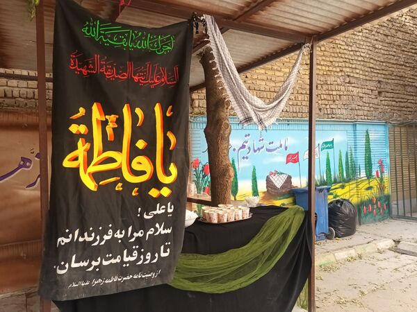 عطر فاطمی در فضای آموزش دبیرستان میرزا جعفر سروقد با برپایی ایستگاه صلواتی 