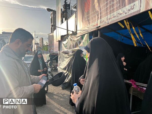 دخترانِ انقلابی پای پرچم ایستاده‌اند
