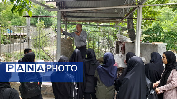 بازدید دانش‌آموزان جعفرآباد از کارگاه گلاب‌گیری روستای «بنابر»