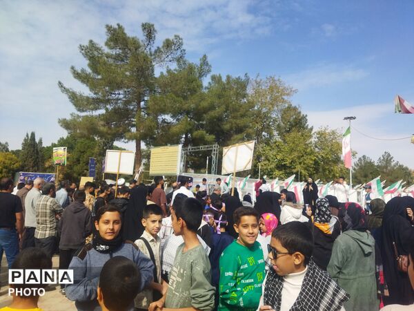غبار روبی گلزار شهدای شهرستان کاشمر 