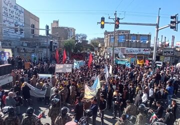 حضور پرشور دانش‌آموزان چنارانی در راهپیمایی یوم‌الله ۱۳ آبان