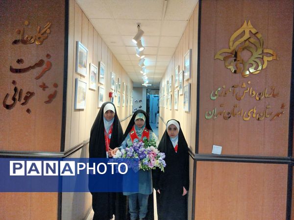 اهدای گل به کارکنان اداره‌کل آموزش و پرورش شهرستان‌های تهران به‌مناسبت بزرگداشت روز معلم 