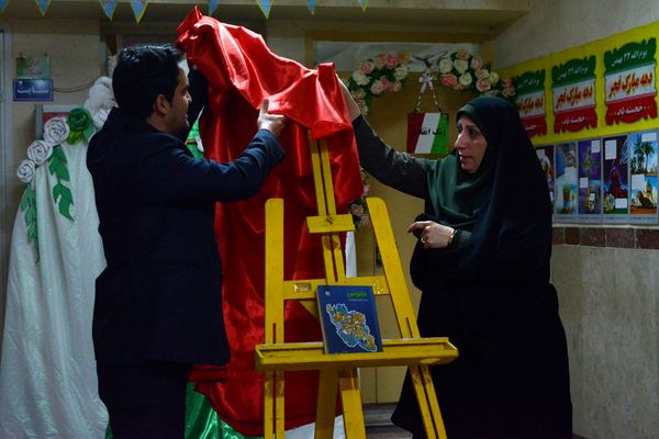 فانوس به دبیرستان حکمت آمد