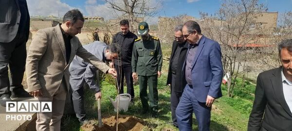 غرس نهال مثمر در کانون فرهنگی هنری شهید فهمیده مرند 