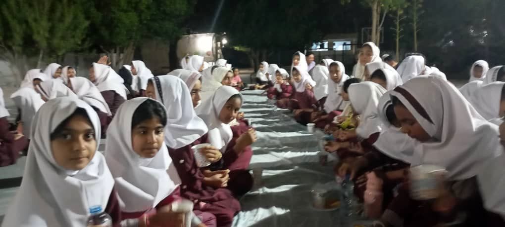 روزه اولی‌های دبستان مولوی فین، مهمانان ویژه‌‌‌ سفره افطار