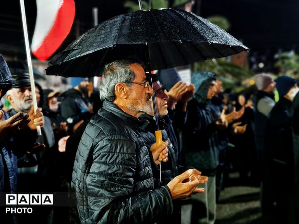 گلوگاه زیر باران، غرق در شور وطن