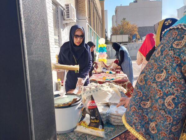 بازارچه کمک به غزه در هنرستان کاردانش امام حسن مجتبی (ع) ناحیه۶ مشهد