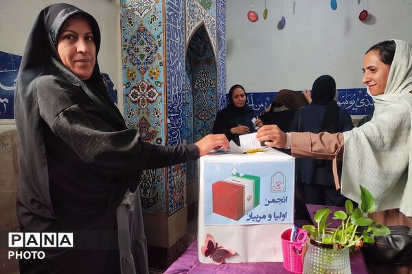 انتخابات انجمن اولیا و مربیان در مدرسه شهید معظم با هدف تقویت تعامل خانواده و مدرسه