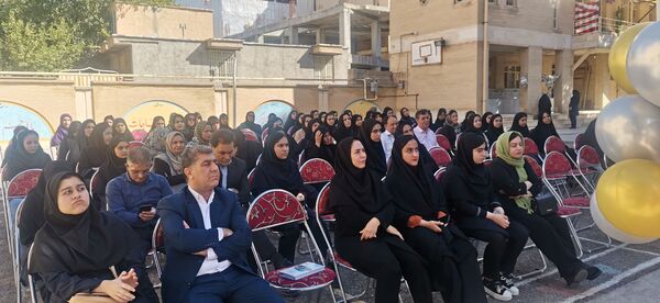 دانش‌آموزان دبیرستان نمونه فضیلت با شوروشوق به استقبال سال تحصیلی جدید رفتند