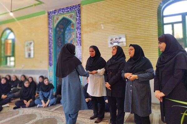 تجلیل از دانش‌آموزان برتر علمی، قرآنی و سرود دبیرستان فرهیختگان شهرستان باشت