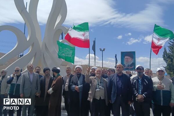 آیین اهتزاز پرچم متبرک رضوی همزمان با آغاز دهه کرامت