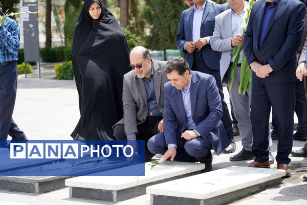 مراسم عطرافشانی قبور مطهر شهدا باحضور مدیرکل آموزش‌وپرورش استان اصفهان