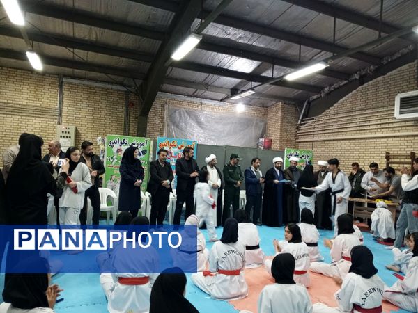 اهدای کمربند به تکواندو کاران فاروجی