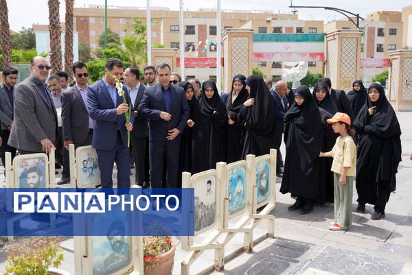 مراسم عطرافشانی قبور مطهر شهدا باحضور مدیرکل آموزش‌وپرورش استان اصفهان