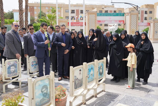 مراسم عطرافشانی قبور مطهر شهدا باحضور مدیرکل آموزش‌وپرورش استان اصفهان