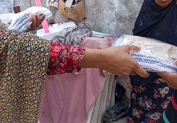 بسته‌های امید به به دست دانش‌‌آموزان نیازمند رسید