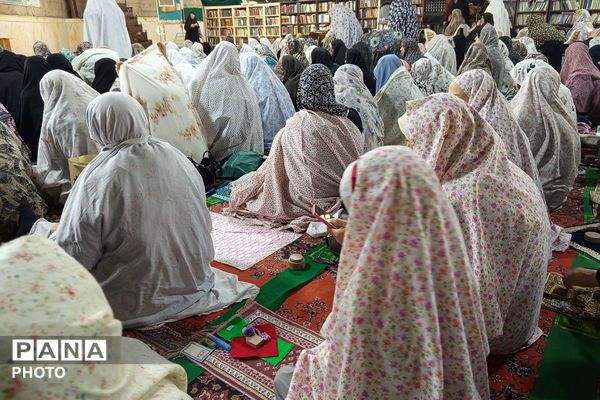 حضور پرشور فرهنگیان و دانش‌آموزان در مصلی نسیم شهر