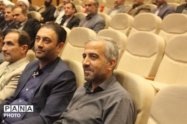 رونمایی از نخستین جلد دانشنامه دفاع مقدس استان قم
