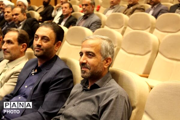 رونمایی از نخستین جلد دانشنامه دفاع مقدس استان قم