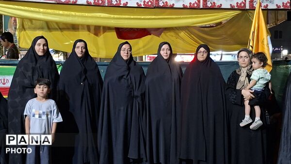 حضور دانش‌آموزان پیشتاز دبستان حضرت خدیجه(س) در اجتماعات شبانه‌رشتخوار