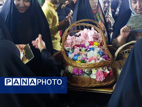 شکوه و سرور در بارگاه منور رضوی در شب ولادت پیامبر اعظم(ص)