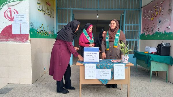 جلسه انتخابات انجمن اولیا و مربیان در دبستان شهید احمدپور قائمشهر