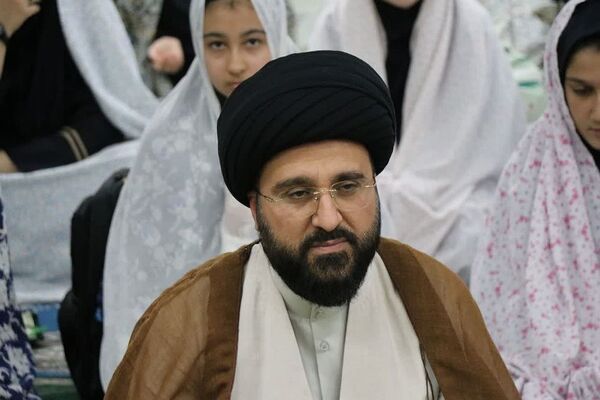 اقامه نماز جماعت، با شعار «مهر با مهُر» در مدرسه عترت قرچک
